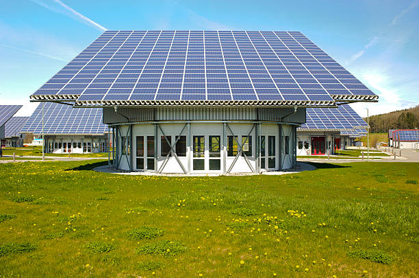 système photovoltaic sur le toit - klimaschutz photos et images de collection