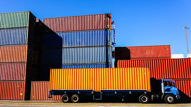 container und lkw im hafen - container stack stock-fotos und bilder