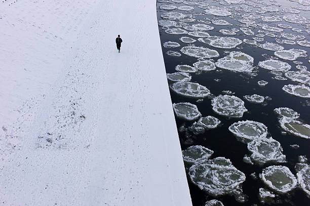 istock Extreme running in winter 504904050