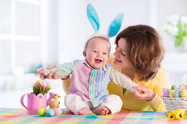 母と子のお祝いで過ごすイースター - bunny painting ストックフォトと画像