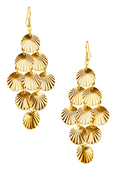 paire de boucles d'oreilles or - gold earrings photos et images de collection