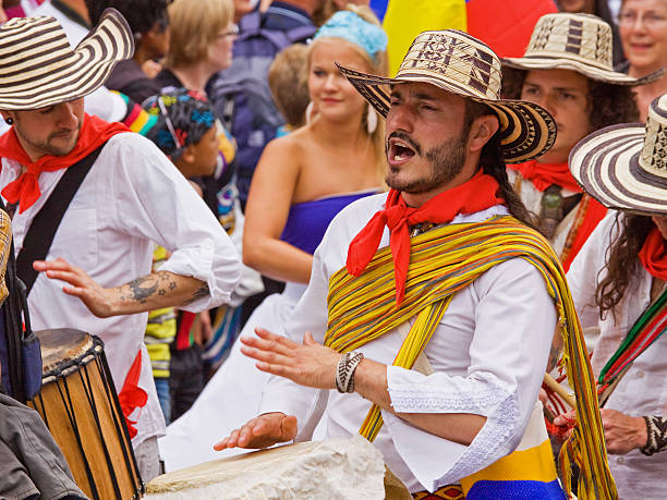 latin american músicos participante en el st paul carnival, bristol - trajes tipicos colombianos fotografías e imágenes de stock