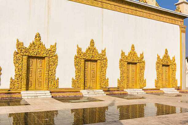 один из yan pyay храм, inle lake, myanmar, штат шан - bagan myanmar burmese culture family стоковые фото и изображения