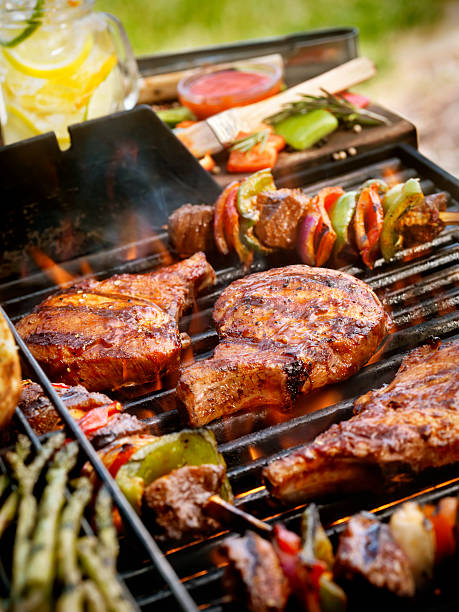 carne de porco chops com kabobs do bbq - barbecue grill imagens e fotografias de stock