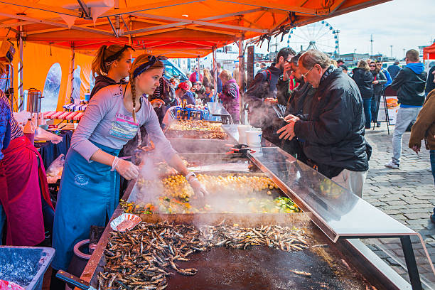 clientes cozinha ocupada comida tradicional do market square helsinque, finlândia - praça de alimentação - fotografias e filmes do acervo