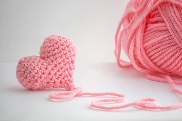 różowy szydełkową serca i motek z przędzy - wool knitting heart shape thread zdjęcia i obrazy z banku zdjęć