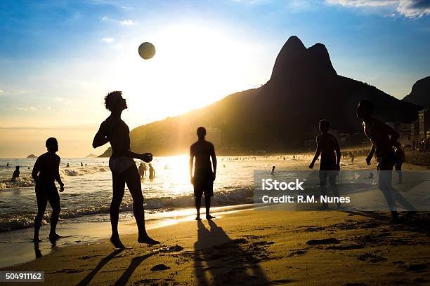 地元のサッカーのイパネマビーチリオデジャネイロブラジル - ブラジルのストックフォトや画像を多数ご用意 - ブラジル, ブラジル人, 海岸