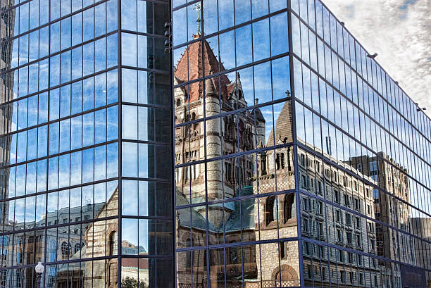 boston trinity church, copley square, reflectido na torre john hancock - boston church famous place john hancock tower imagens e fotografias de stock