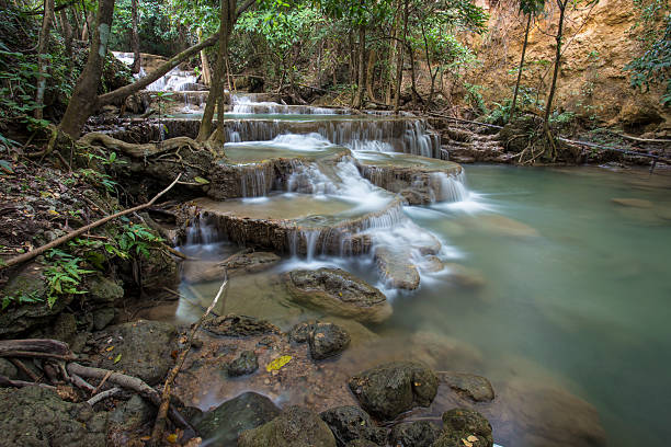 cascada en bosque tropical profunda de la provincia de kanchanaburi, tailandia. - kanchanaburi province beauty in nature falling flowing fotografías e imágenes de stock