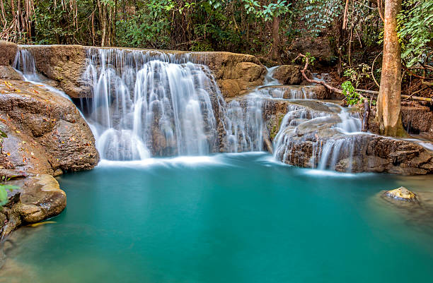 cascada en bosque tropical profunda de la provincia de kanchanaburi, tailandia. - kanchanaburi province beauty in nature falling flowing fotografías e imágenes de stock