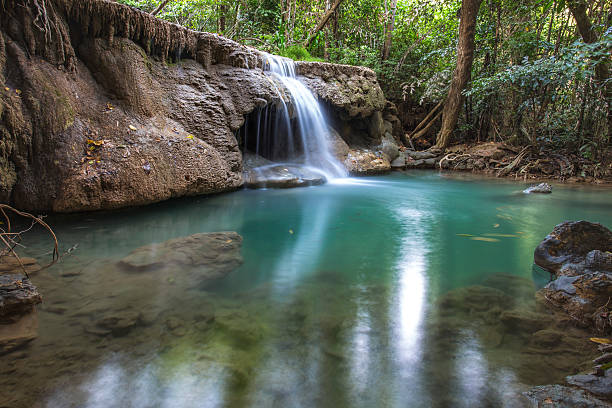 cascada en bosque tropical profunda de la provincia de kanchanaburi, tailandia. - kanchanaburi province beauty in nature falling flowing fotografías e imágenes de stock