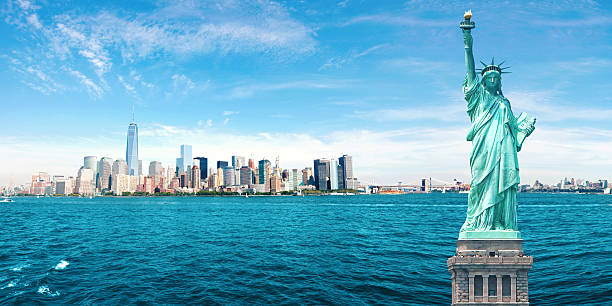 new york city skyline statua della libertà, il world trade center - wall street finance skyscraper business foto e immagini stock