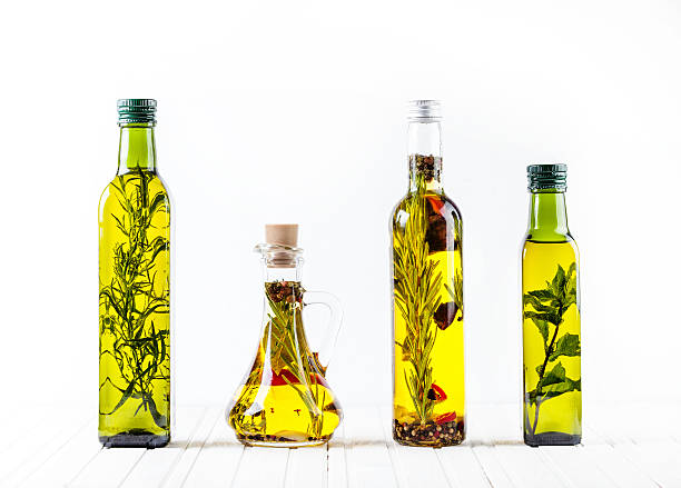 olio fatto in casa con erbe - vinegar bottle herb white foto e immagini stock