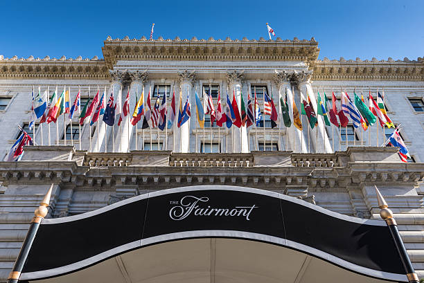 fairmont hotel san francisco facciata flags - nob hill foto e immagini stock