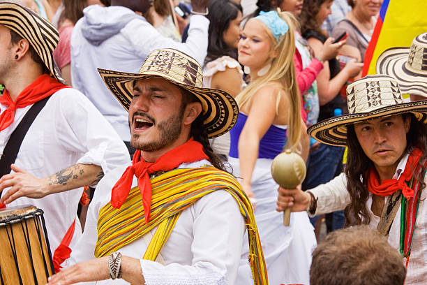 latin músicos en desfile de carnaval de bristol, reino unido - trajes tipicos colombianos fotografías e imágenes de stock