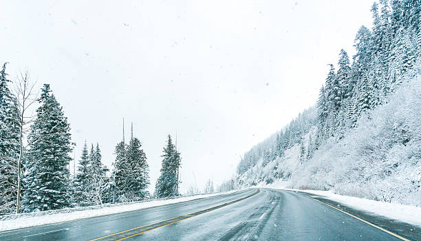 strada vuota con neve coperto paesaggio nella stagione invernale. - tree leavenworth snow sky foto e immagini stock