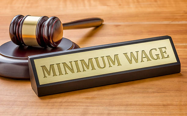 malho de madeira e uma placa com o nome do aviso salário mínimo - minimum wage - fotografias e filmes do acervo