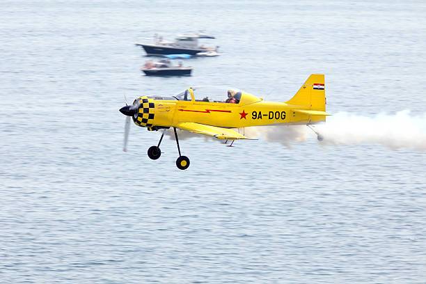 acrobática avião em ação - stunt stunt plane airplane small - fotografias e filmes do acervo