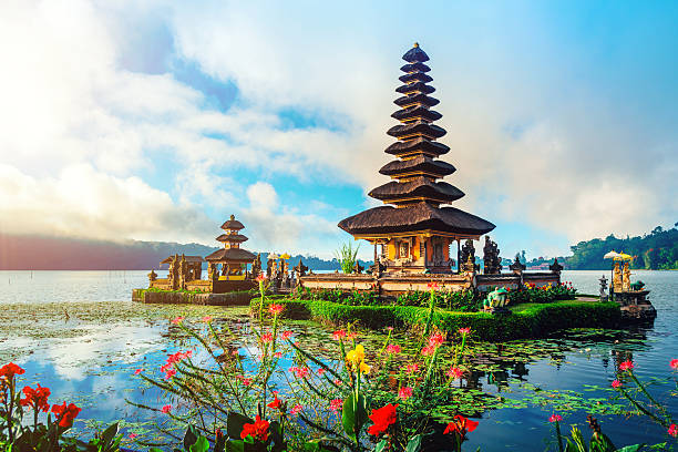 temple de l'eau à bali, pura ulun danu - indonésien photos et images de collection