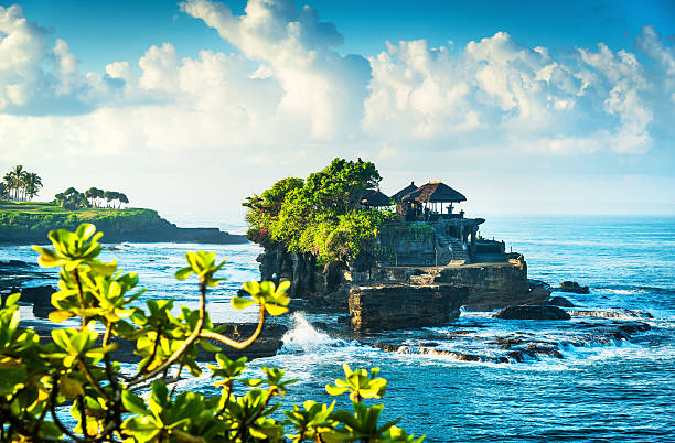 bali acqua tempio di tanah lot - travel destinations bali tanah lot temple foto e immagini stock