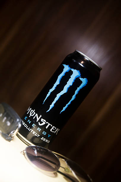 mostro energy drink con occhiali da sole e auto-chiave - monster energy drink energy drink caffeine foto e immagini stock
