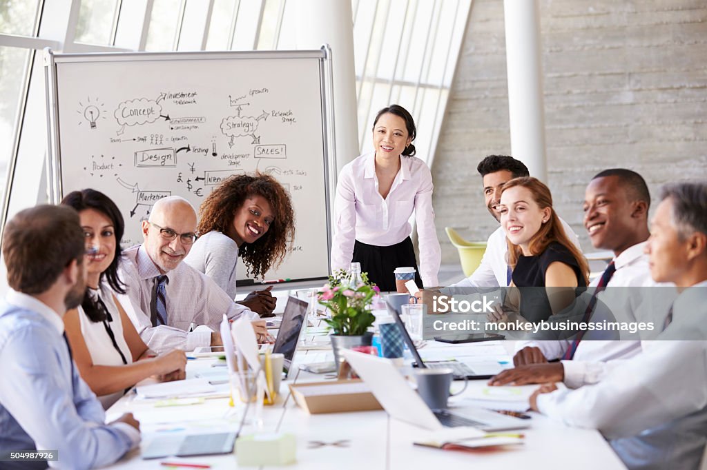 Mujer de negocios asiáticos principales en mesa tipo sala de juntas para reuniones - Foto de stock de Reunión de negocios libre de derechos