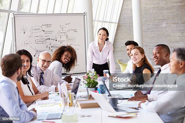 Mujer De Negocios Asiáticos Principales En Mesa Tipo Sala De Juntas Para Reuniones Foto de stock y más banco de imágenes de Reunión de negocios