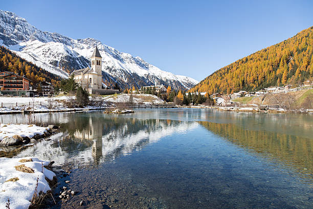 iglesia con lago en los alpes (sulden/solda/italia - leafes fotografías e imágenes de stock