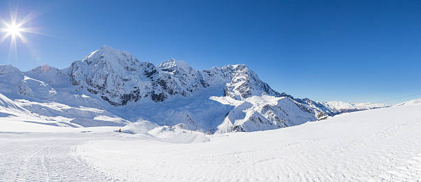 лыжная трасса в итальянском альпах (sulden/solda) с ortler в фоне - sulden стоковые фото и изображения