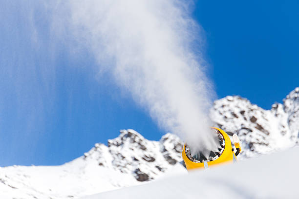 fucile di neve nelle montagne - fake snow foto e immagini stock