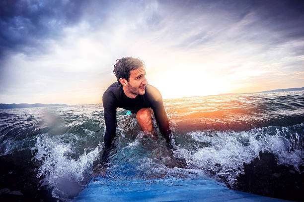 surfer's alegría - surfing surf wave extreme sports fotografías e imágenes de stock