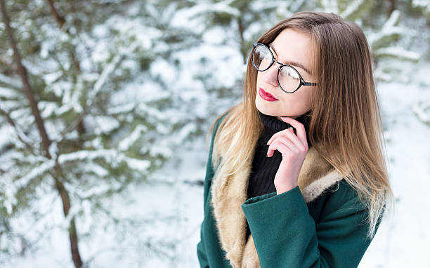 retrato de mujer de invierno. en primer plano. - snow glasses fotografías e imágenes de stock