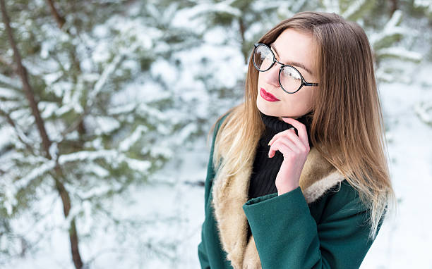 retrato de mulher de inverno. grande plano. - snow glasses imagens e fotografias de stock