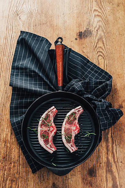 świeże lamb cutlets czerwone mięso w żeliwa pan - cast iron pan flash zdjęcia i obrazy z banku zdjęć