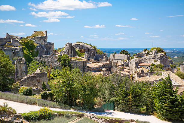 castillo les baux de-provence, provence, francia en warm día soleado - st remy de provence fotografías e imágenes de stock