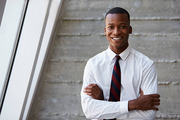 afro-americano empresário de pé contra a parede - shirt necktie men businessman imagens e fotografias de stock