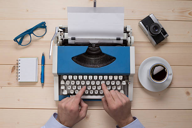 ręce na maszyny do pisania na biurko w biurze - machine typewriter human hand typing zdjęcia i obrazy z banku zdjęć