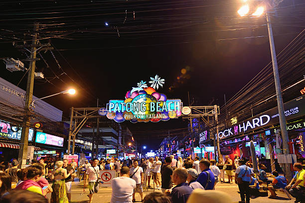 patong beach, provinz phuket, thailand - strand patong stock-fotos und bilder