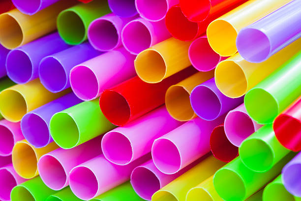 palhinhas coloridas de grande consumo - drinking straw plastic design in a row imagens e fotografias de stock