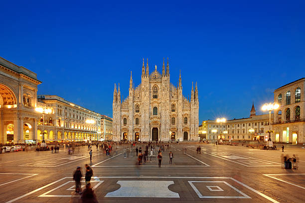 milão a piazza del duomo, itália - catedral de milão - fotografias e filmes do acervo