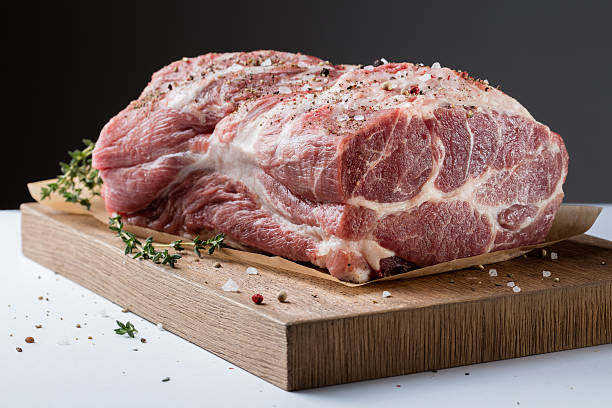 фото необработанные мяса. свинина вырезом с травами - veal raw meat pink стоковые фото и изображения