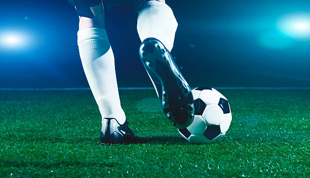 fußball-spieler fußball ball beginnt bei nacht - soccer shoe soccer player kicking soccer field stock-fotos und bilder