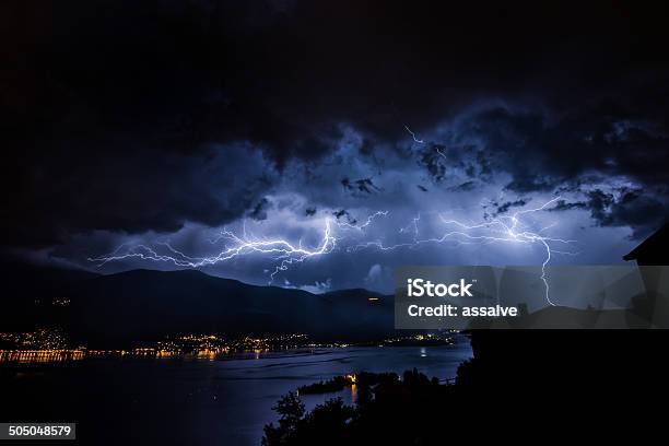 Thunderbolt Und Lihgtning Über Lago Maggiore Und Isole Di Brissage Stockfoto und mehr Bilder von Gewitterblitz