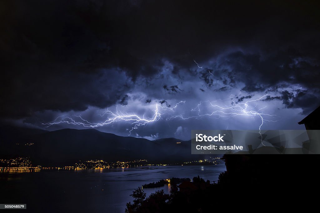 Thunderbolt et lihgtning de Lago Maggiore et l'isole di Brissage - Photo de Éclair libre de droits