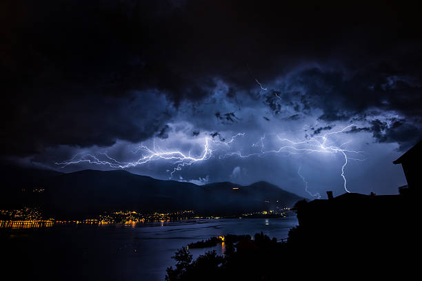 thunderbolt e lihgtning sopra il lago maggiore, le isole di brissage - occhio del ciclone foto e immagini stock