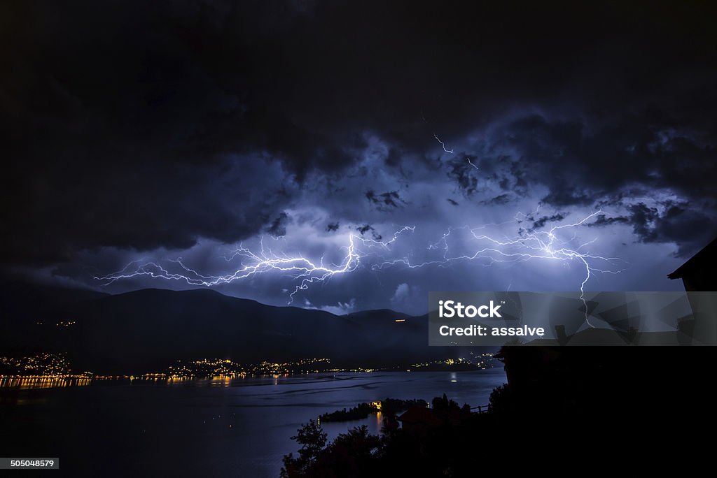 Thunderbolt e lihgtning sobre o Lago Maggiore e isole di Brissage - Foto de stock de Relâmpago royalty-free