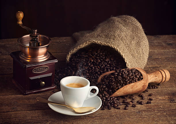 에스프레소 커피 오래된 커피 그라인더 - coffee bean cafe burlap sack burlap 뉴스 사진 이미지