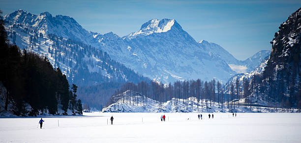 크로스 컨트리 스키 트랙을 앵가딘 - st moritz engadine mountain winter 뉴스 사진 이미지