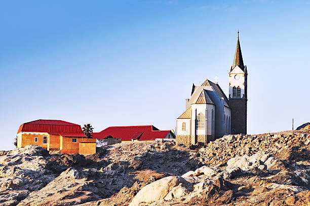 felsenkirche e casas na cidade de luderitz na namíbia - luderitz city - fotografias e filmes do acervo