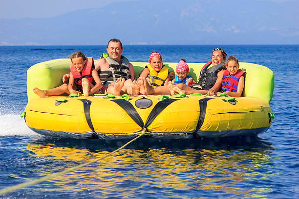 семья прогулка на море - water sport family inner tube sport стоковые фото и изображения